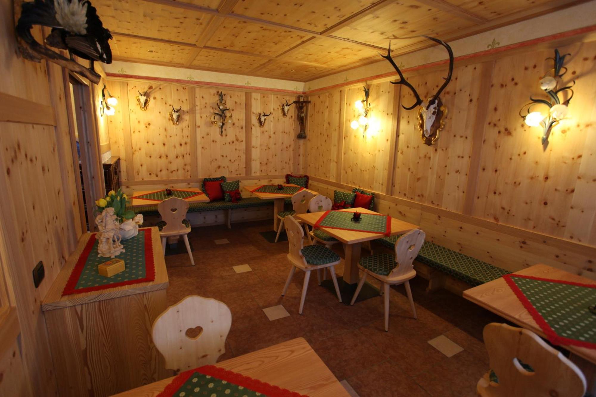 Albergo Centrale San Martino Di Castrozza Esterno foto